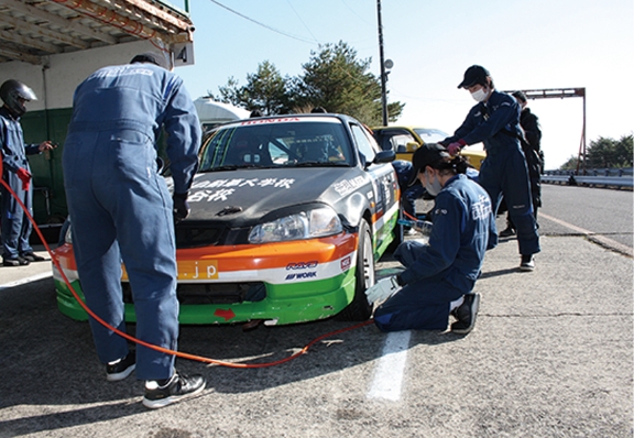 実践力を鍛える選択授業「プロジェクトセミナー」耐久レース参戦に向けた実践的競技車両整備