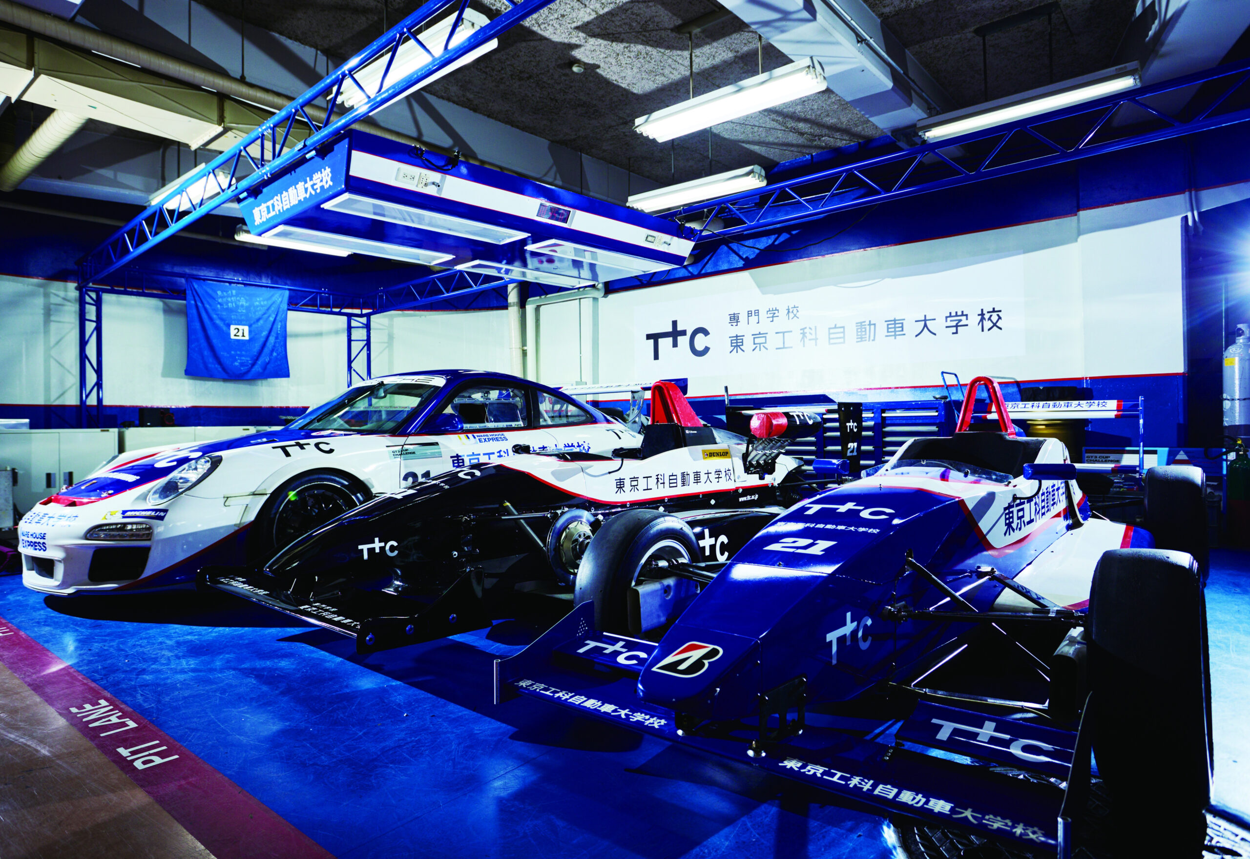 モータースポーツ業界で活躍する卒業生から、レース車両の整備を学ぼう！