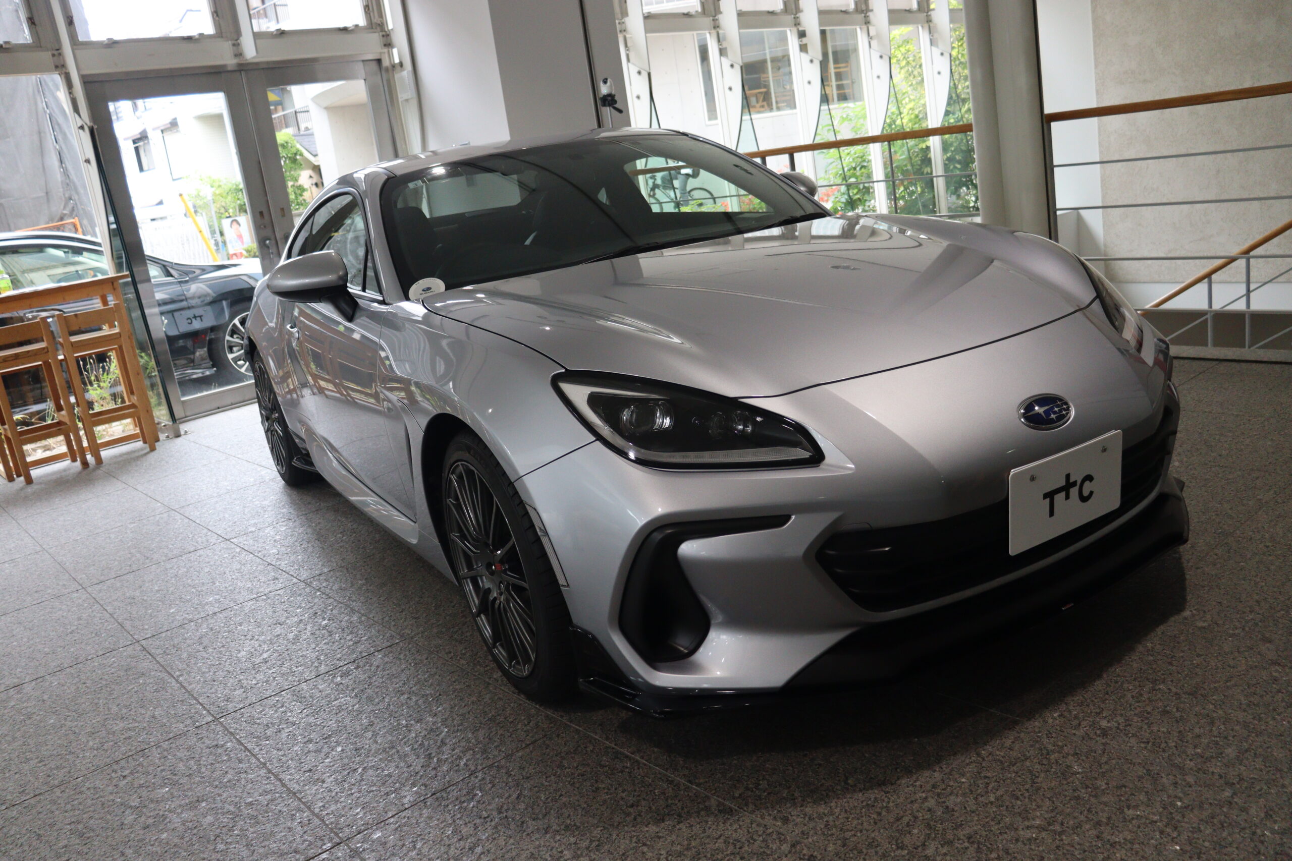 メルセデス・ベンツ EQA＋ SUBARU BRZの乗り比べ体験