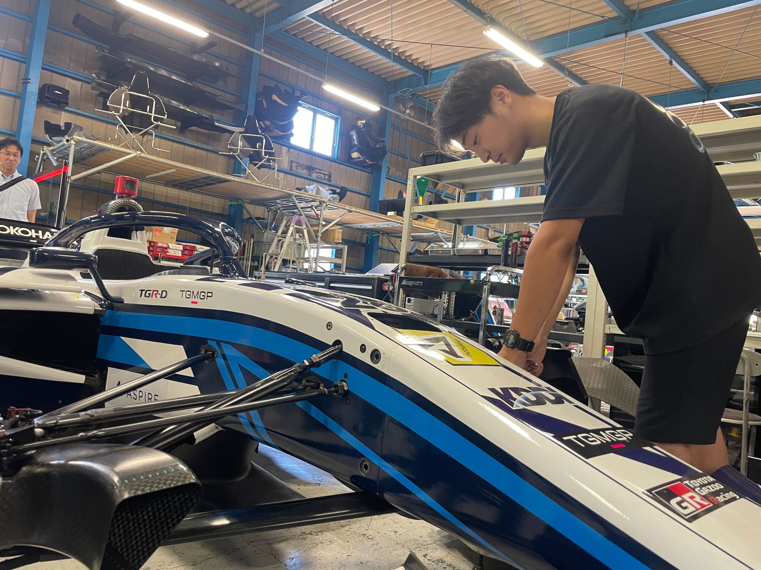 SUPER GTメカニックOBと一緒に、レース車両を整備体験！